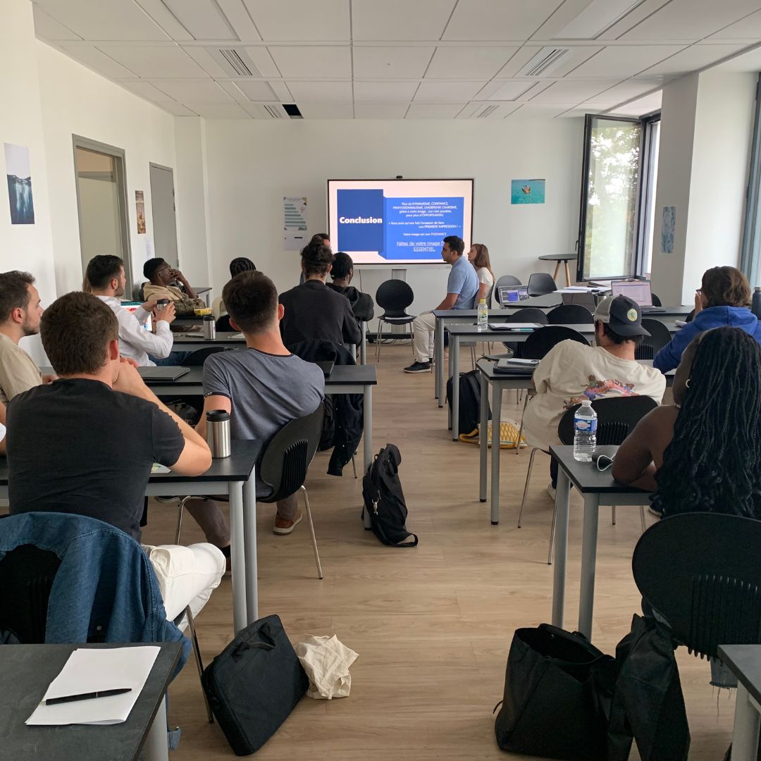 Conférence en école supérieure : étudiante et étudiants participent à une masterclass interactive sur l’employabilité et le développement professionnel avec conférencière Regine B. LYON